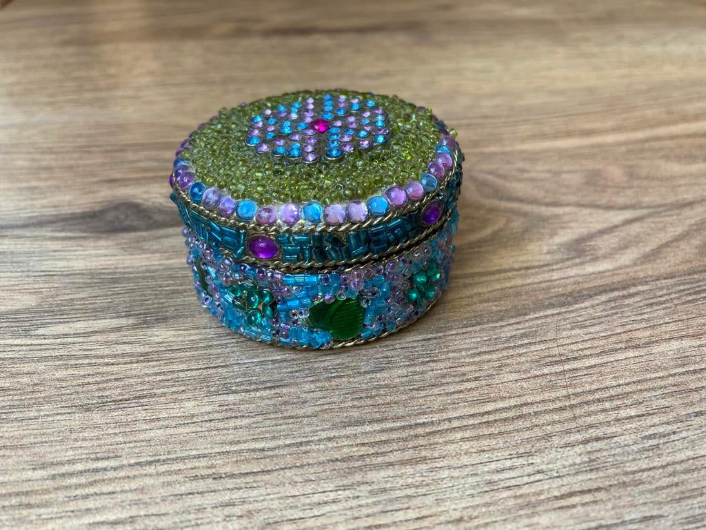 Gratis rond doosje met kralen en steentjes, Ophalen, Gebruikt