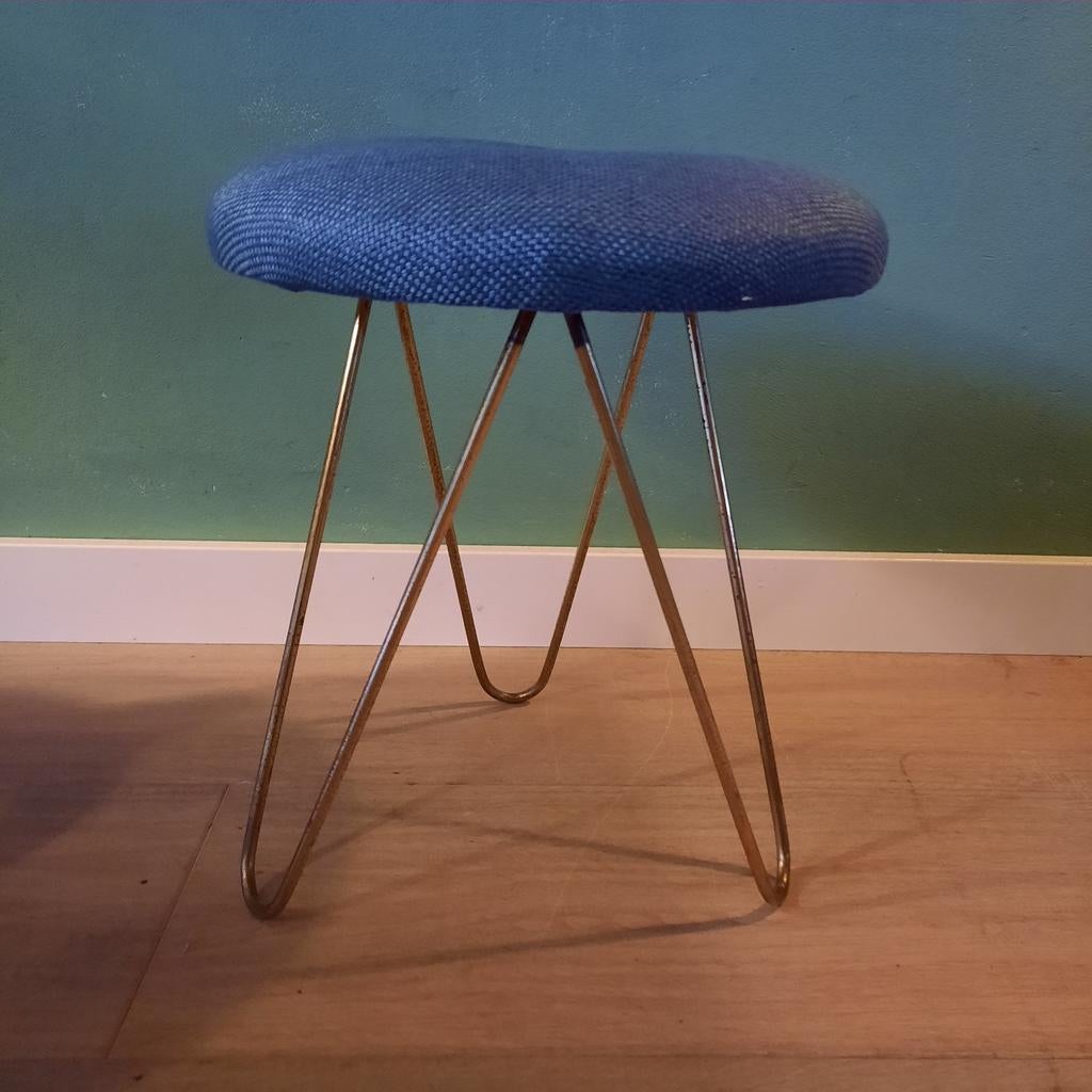 Vintage kruk op hairpin legs met nieuwe blauwe stoffering, Gebruikt, Vintage, Ophalen of Verzenden, Nvt