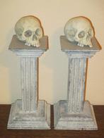set van 2 schedeltjes op vintage zuiltjes, skulls on display, Ophalen of Verzenden, Zo goed als nieuw