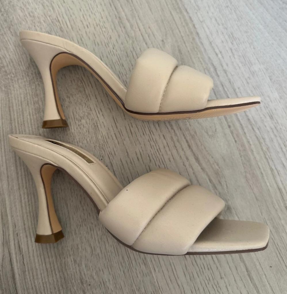 Atmosphere creme nude kleurige hakken maat 36, Beige, Ophalen of Verzenden, Zo goed als nieuw, Schoenen met hoge hakken