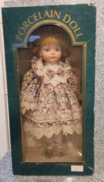 Prachtige Porseleinen Pop in Originele Doos - Bloemenmotief, Verzamelen, Poppen, Ophalen of Verzenden, Zo goed als nieuw, Pop