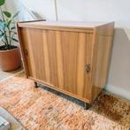 Vintage houten kastje met schuifdeuren, Gebruikt, Minder dan 75 cm, Minder dan 50 cm, Ophalen