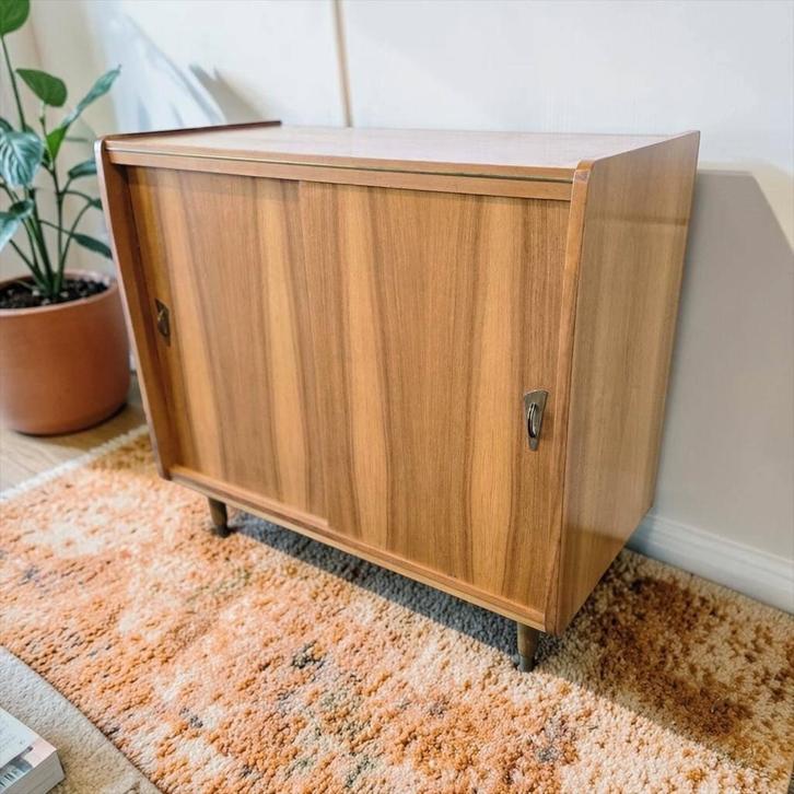 Vintage houten kastje met schuifdeuren, Kinderen en Baby's, Kinderkamer | Commodes en Kasten, Gebruikt, Minder dan 90 cm, Minder dan 75 cm