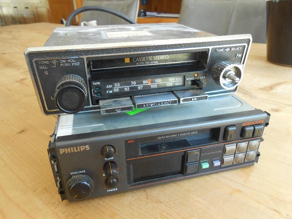 oldtimer radio's TEN Philips 2 stuks, Auto diversen, Autoradio's, Ophalen of Verzenden, Gebruikt