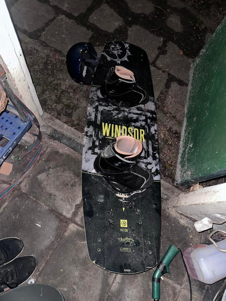 Wakeboard Windsor 141 cm met bindingen en helm, Watersport en Boten, Ophalen, Gebruikt, Board en Schoenen