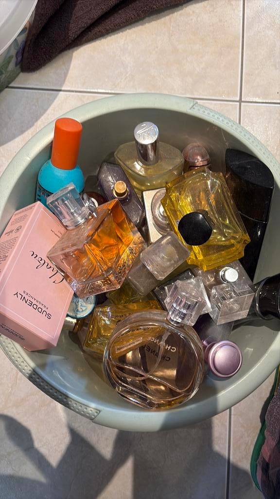 Bak met diverse (namaak) parfums, Verzamelen, Parfumverzamelingen, Ophalen, Zo goed als nieuw, Miniatuur