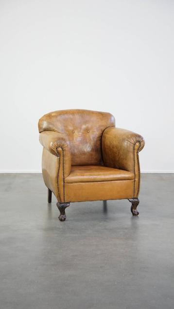 Unieke antieke fauteuil gemaakt van schapenleer beschikbaar voor biedingen