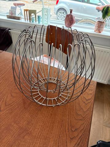 Vintage Metalen Fruitmand beschikbaar voor biedingen