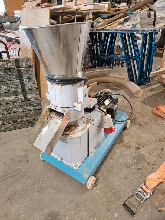 Z.g.a.n. Pelletpers met transport vijzel, Doe-het-zelf en Verbouw, Gereedschap | Overige machines, Ophalen of Verzenden