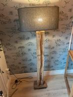 Staande lamp met boomstam voet, Huis en Inrichting, Lampen | Vloerlampen, Ophalen, Zo goed als nieuw, 150 tot 200 cm