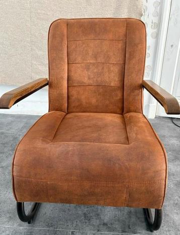 Bruine Fauteuil met Houten Armleuningen beschikbaar voor biedingen