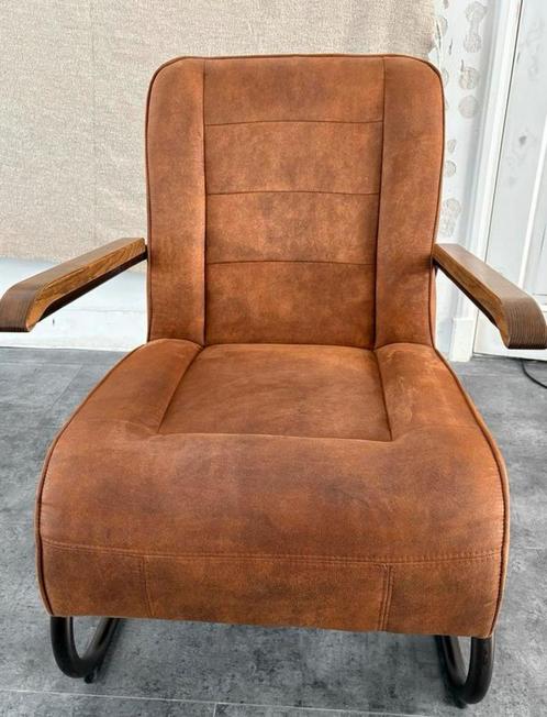 Bruine Fauteuil met Houten Armleuningen, Huis en Inrichting, Fauteuils, Gebruikt, Hout, 50 tot 75 cm, Minder dan 75 cm, Ophalen