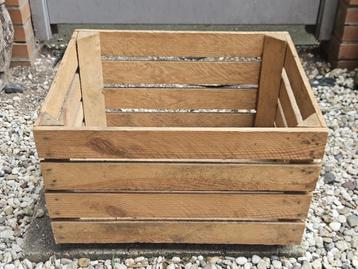 Houten krat op wielen beschikbaar voor biedingen