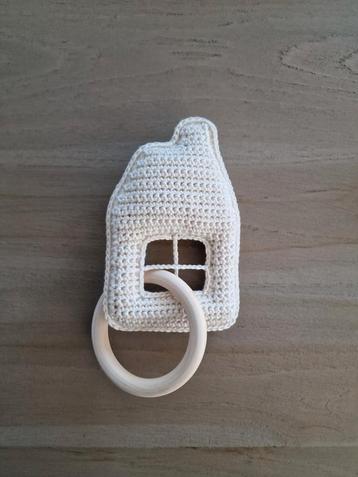 Gehaakte bijtring met huisje  beschikbaar voor biedingen