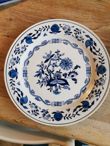 Oud Boch bord met blauw decor beschikbaar voor biedingen