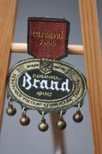 Mooie stoffen Carnavals Brand badge 2005 met belletjes, Ophalen of Verzenden, Zo goed als nieuw, Overige typen, Brand