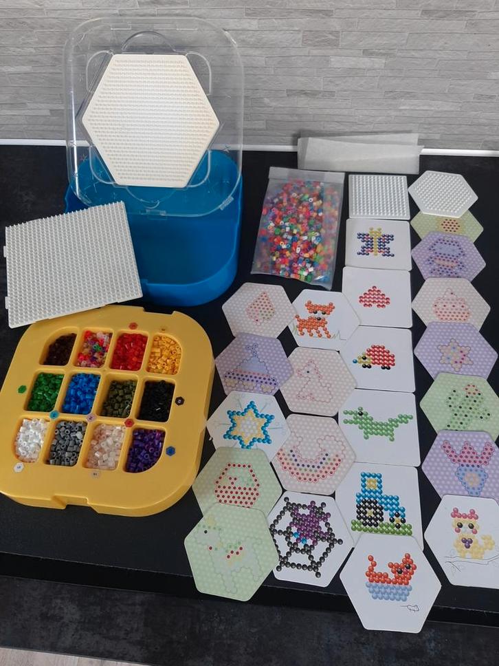 Strijkkralen setje in bakje+gratis waterkralen setje l.tekst, Hobby en Vrije tijd, Knutselen, Gebruikt, Materiaal, Ophalen of Verzenden