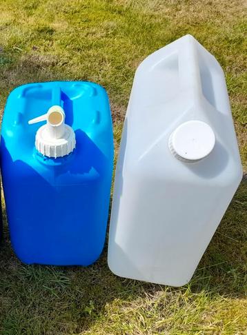 Drinkwatertank en jerrycan met kraan beschikbaar voor biedingen