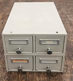 Vintage metalen kaartenbak 2x2 stuks, Minder dan 50 cm, Gebruikt, Ophalen of Verzenden, Minder dan 100 cm