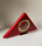 Vintage, rode driehoek tafel.-/bureau klok, jaren 1960/70, Ophalen of Verzenden, Gebruikt, Wekker of Tafelklok