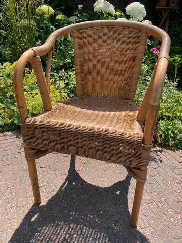 Vier rotan stoelen beschikbaar voor biedingen
