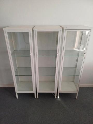 Zo goed als nieuwe Vitrinekasten van IKEA Baggebo wit beschikbaar voor biedingen