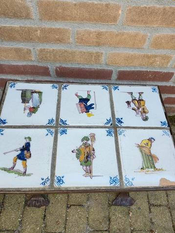 Mooie oude tafel met metalen onderstel en tegels  beschikbaar voor biedingen