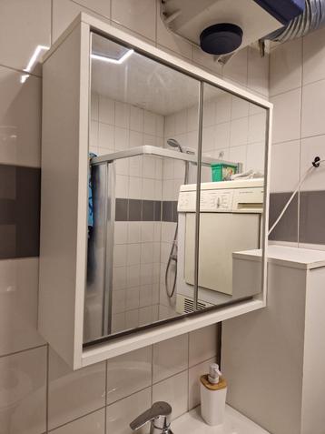 Spiegelkast met veel opbergruimte in nette staat beschikbaar voor biedingen