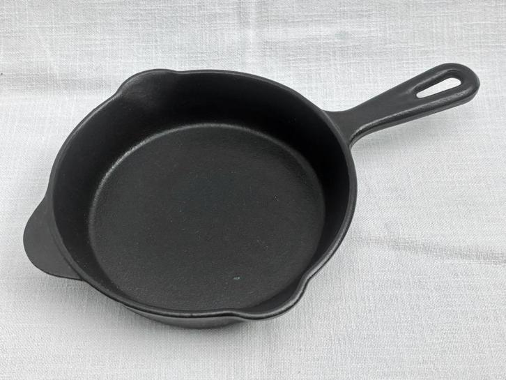 Creuset/Cousances - Skillet 16cm, Huis en Inrichting, Keuken | Potten en Pannen, Zo goed als nieuw, Koekenpan of Braadpan, Gietijzer