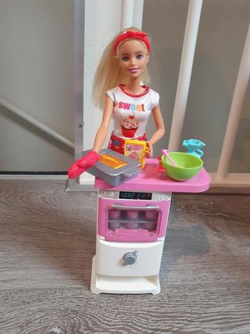 Barbie met oven en accessoires beschikbaar voor biedingen