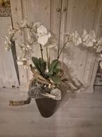 Bruine vaas 34 cm hoog met kunstorchideeën, Ophalen, Zo goed als nieuw