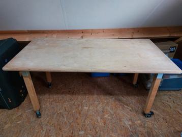 Tafel op wielen 150 x 75 x 74  beschikbaar voor biedingen