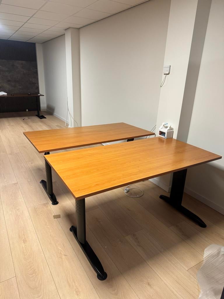 2x In hoogte verstelbaar bureau - Zo goed als nieuw, Huis en Inrichting, Bureaus, Ophalen