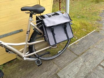 Zachtgrijze fietstassen beschikbaar voor biedingen