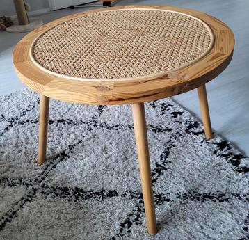 Mooie ronde houten salontafel beschikbaar voor biedingen