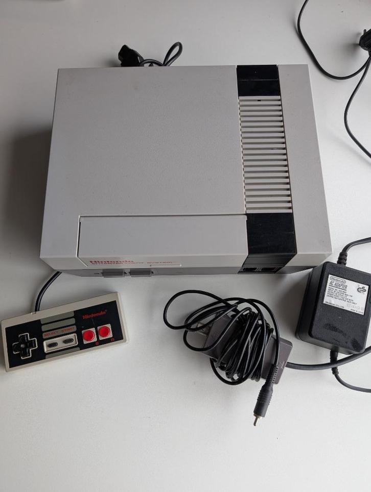 Nes console in zeer goede staat geen verkleuring., Spelcomputers en Games, Spelcomputers | Nintendo NES, Zo goed als nieuw, Zonder controller