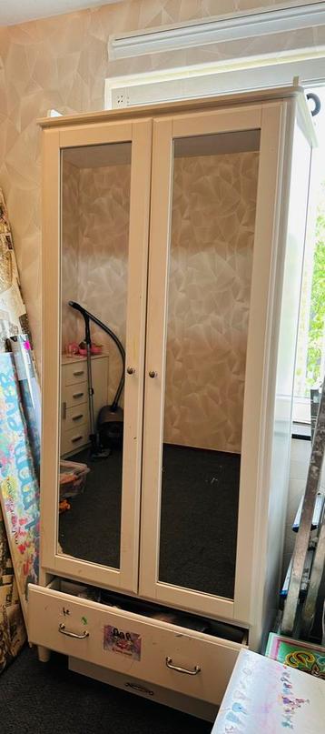 Kinderkledingkast met spiegel €50