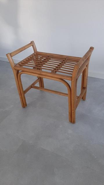 Rotan vintage bankje tafeltje kruk kinderkamer gang in huis beschikbaar voor biedingen