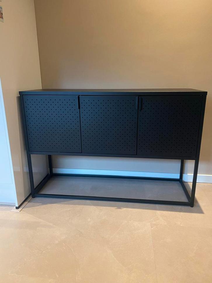 Zwarte metalen kast van JYSK - Strak design!, Huis en Inrichting, Kasten | Dressoirs, 100 tot 150 cm, 25 tot 50 cm, Ophalen of Verzenden