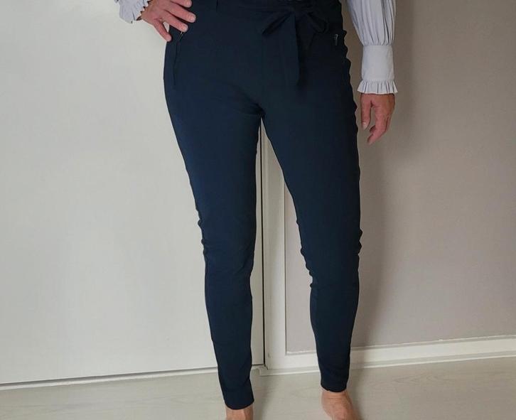 Studio Anneloes Margot broek M Travelstof Blauw, Kleding | Dames, Broeken en Pantalons, Zo goed als nieuw, Maat 38/40 (M), Blauw