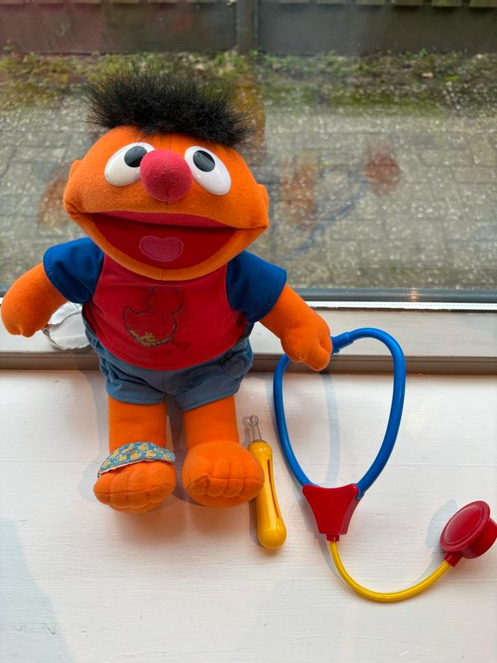 Pratende Ernie Sesamstraat Knuffel met Dokter Speelgoed, Kinderen en Baby's, Speelgoed | Knuffels en Pluche, Zo goed als nieuw