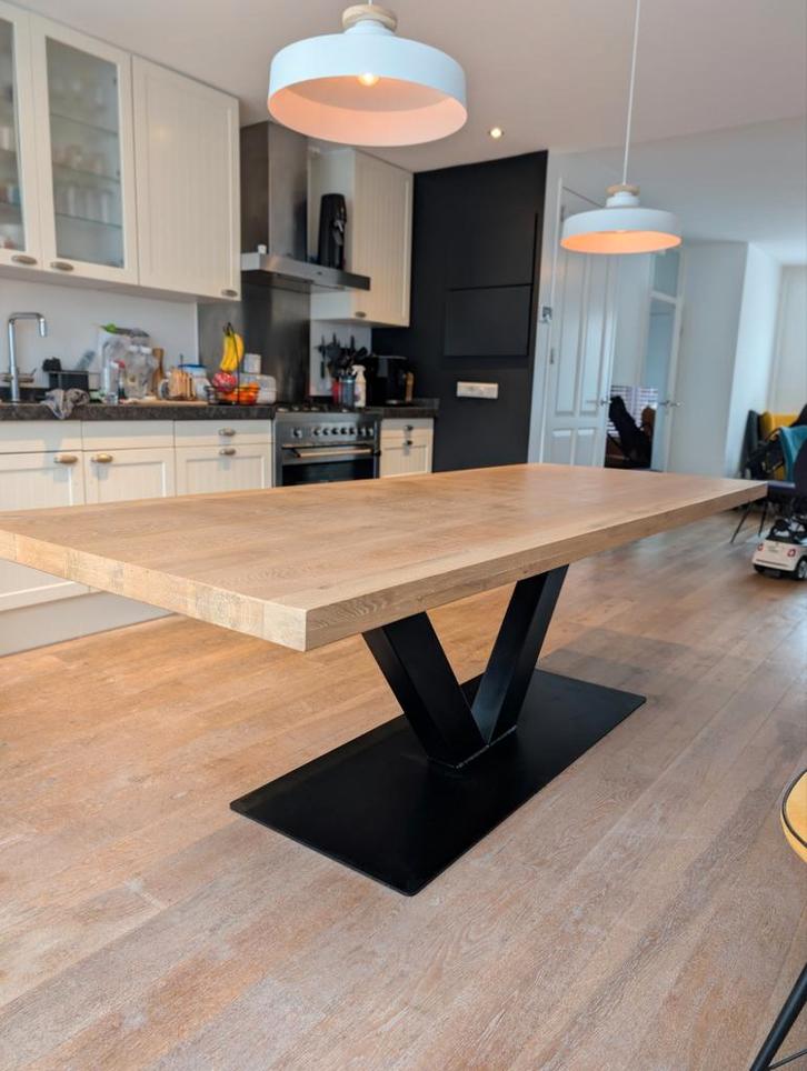Eettafel van eikenhout met stalen onderstel (V-vorm), Huis en Inrichting, Tafels | Eettafels, Zo goed als nieuw, 100 tot 150 cm