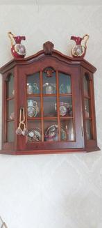 Vitrinekast met porseleinen servies, Ophalen, Porselein