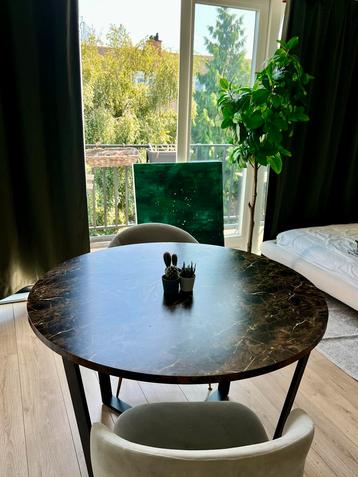 Round table  beschikbaar voor biedingen