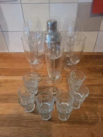 Glazen Wijn; Champagne; Borrel; Cocktail-shaker; Info-boeken beschikbaar voor biedingen
