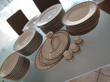 Mooi 62-delig servies van Gural Porselein beschikbaar voor biedingen