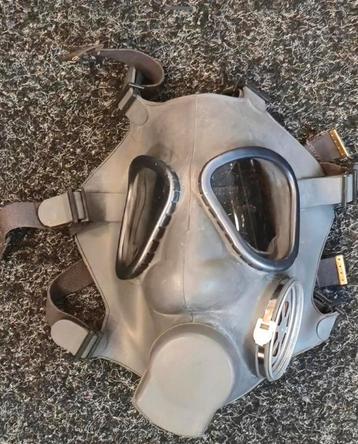 Gasmasker met filter (en 1 zonder filter) beschikbaar voor biedingen