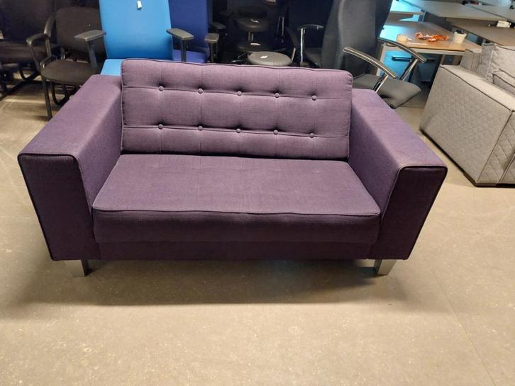 fraai, modern, paars zo goed als nieuw 2 zits bankje(500594), Huis en Inrichting, Banken | Sofa's en Chaises Longues, Zo goed als nieuw
