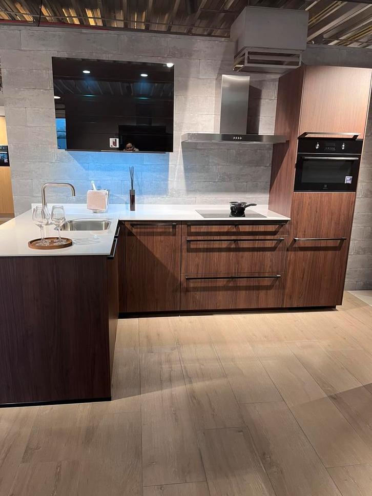 Showroom keuken noten, Huis en Inrichting, Keuken | Complete keukens, Zo goed als nieuw, Bruin, Ophalen