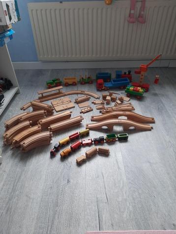 uitgebreide houten treinbaan met vrachtverkeer beschikbaar voor biedingen